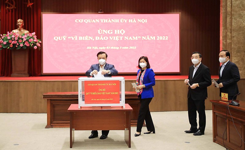 Các đồng chí lãnh đạo thành phố Hà Nội đóng góp ủng hộ chương trình