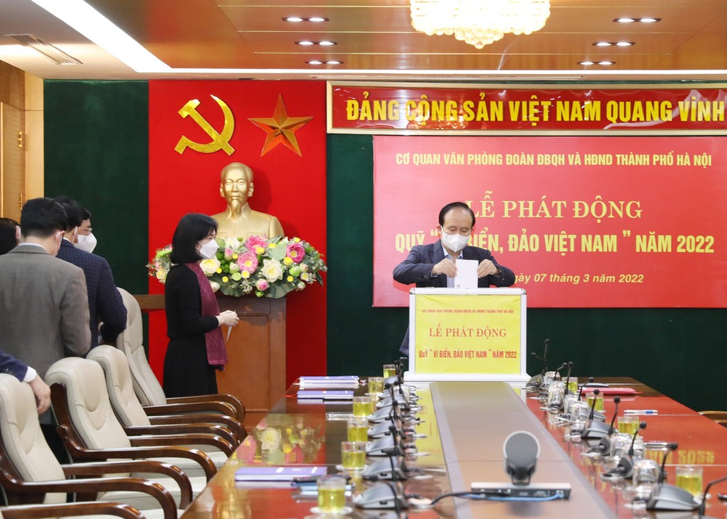 Cơ quan Văn phòng Đoàn ĐBQH và HĐND thành phố Hà Nội ủng hộ Quỹ ''Vì biển, đảo Việt Nam''