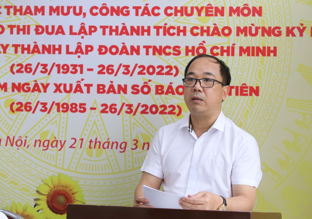 Đồng chí Nguyễn Mạnh Hưng, Bí thư Chi bộ, Tổng Biên tập báo Tuổi trẻ Thủ đô phát biểu gợi mở