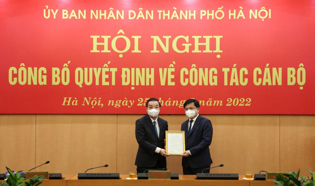 Chủ tịch UBND TP Chu Ngọc Anh trao quyết định bổ nhiệm cho đồng chí Trương Việt Dũng