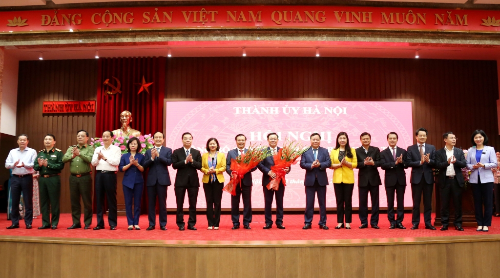 Anh6: Ban Thường vụ Thành ủy Hà Nội chúc mừng tân Bí thư Thành ủy Đinh Tiến Dũng