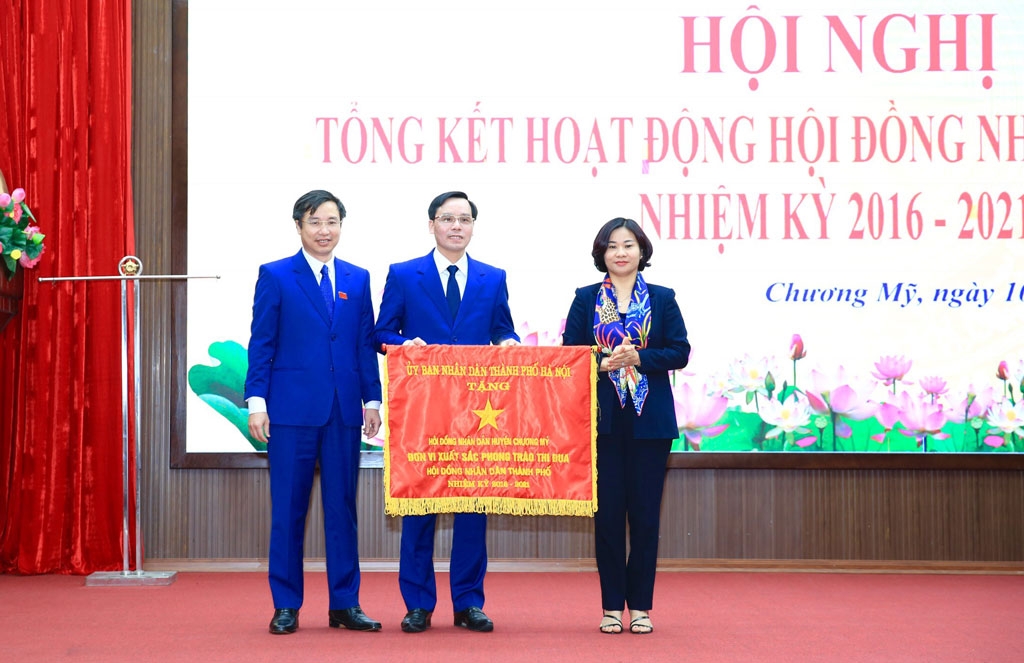 Phó Bí thư Thường trực Thành ủy Hà Nội Nguyễn Thị Tuyến trao tặng Cờ đơn vị xuất sắc phong trào thi đua cho HĐND huyện Chương Mỹ
