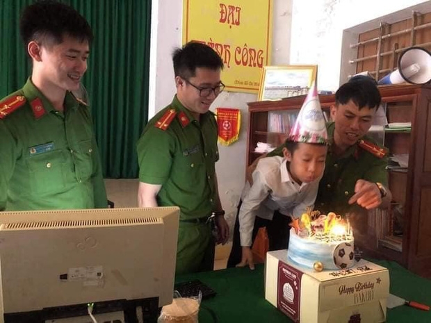 Cậu bé Trần Đình Núi được tổ chức sinh nhật khi đăng ký làm căn cước công dân đúng ngày sinh nhật