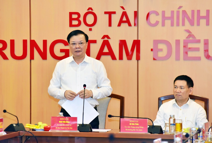Ủy viên Bộ Chính trị, Bí thư Thành ủy Hà Nội Đinh Tiến Dũng phát biểu tại hội nghị.