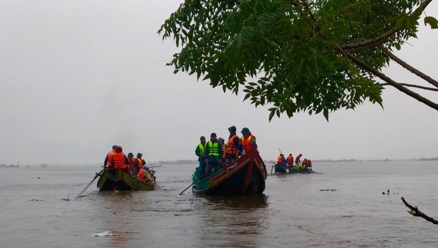 Những chiếc thuyền của ngư dân cứu người trong mưa lũ
