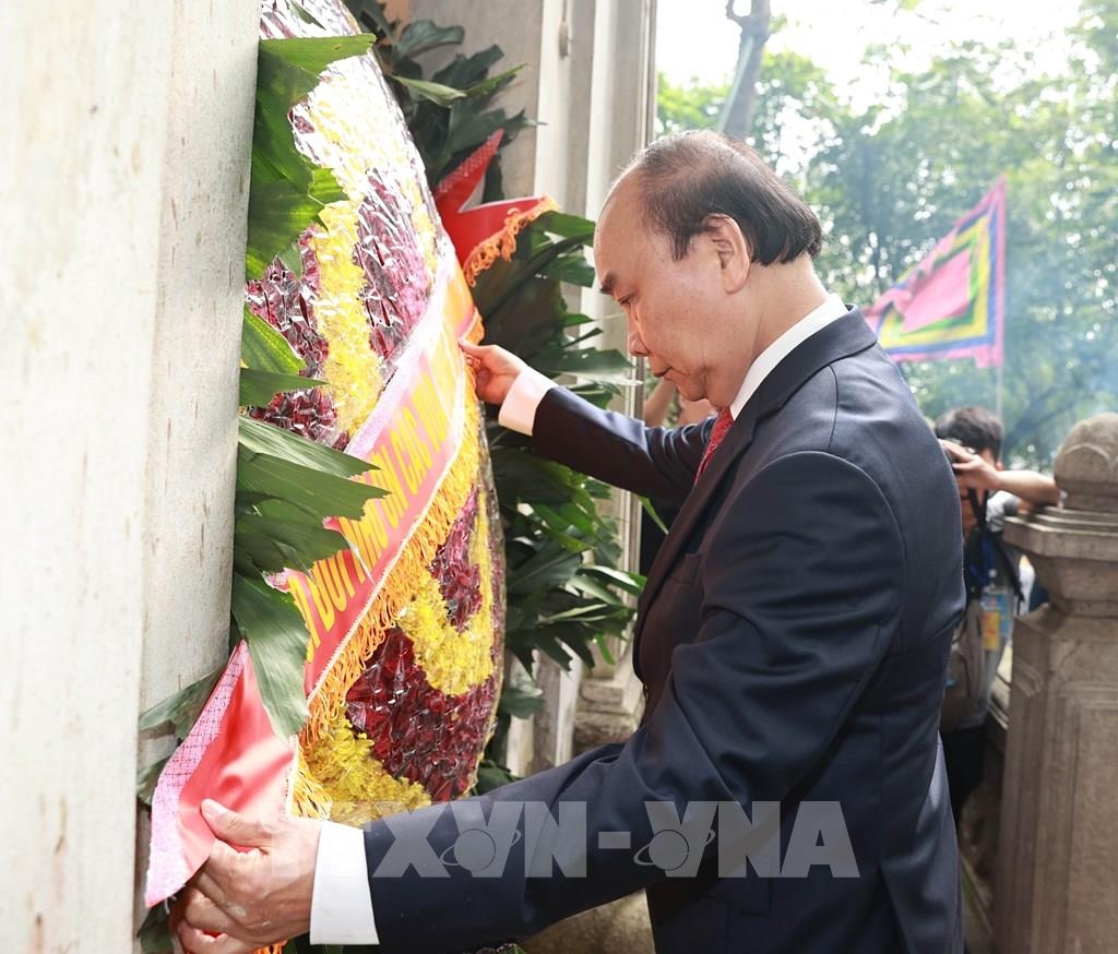 Chủ tịch nước Nguyễn Xuân Phúc đặt vòng hoa tại Lăng Hùng Vương