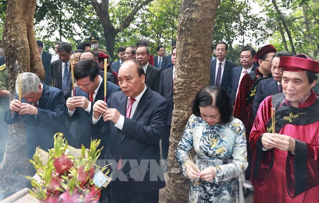 Thủ tướng Nguyễn Xuân Phúc và lãnh đạo Đảng, Nhà nước dâng hương tại Lăng Vua Hùng. Ảnh TTXVN