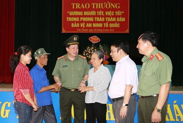 Công an tỉnh Hà Nam khen thưởng vợ chồng ông bà Nguyễn Văn Bích, Phạm Thị Dung