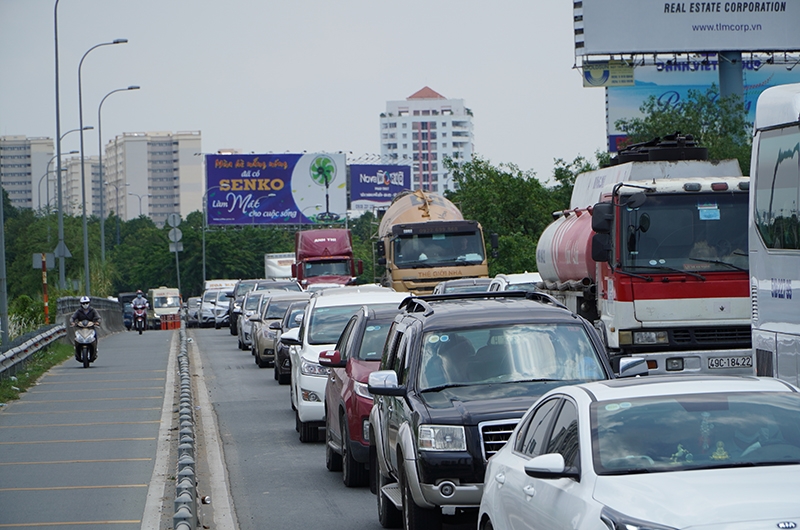 Đường dẫn lên cao tốc TP Hồ Chí Minh - Long Thành - Dầu Giây, đoạn nút giao An Phú bị ùn tắc phương tiện vào sáng 30/4
