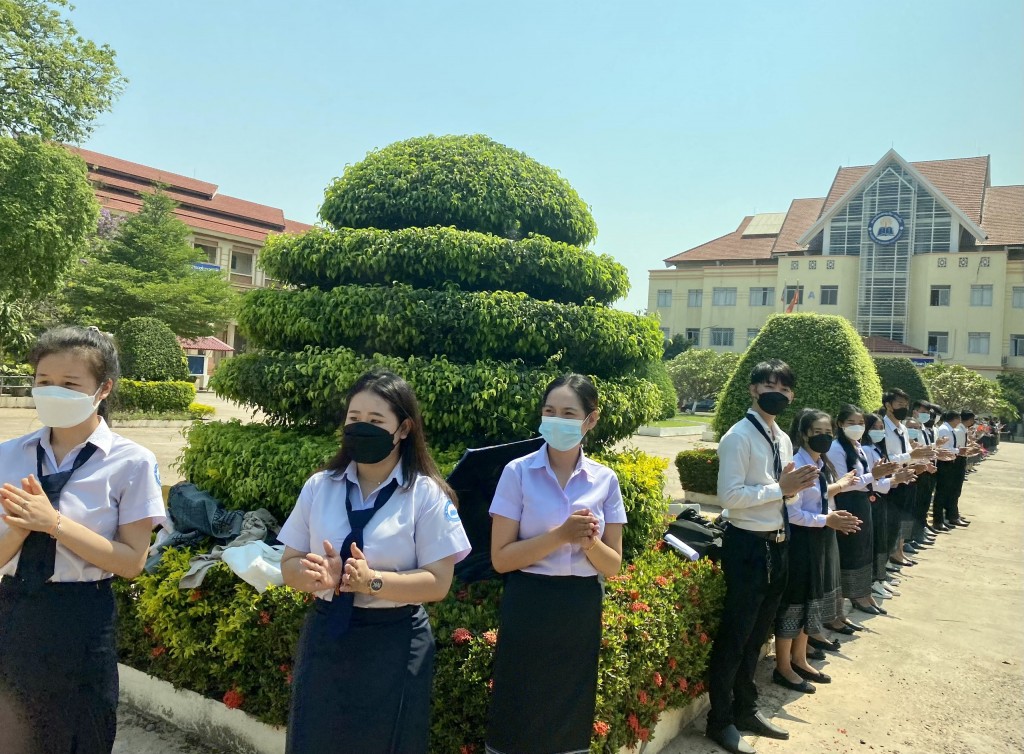 Sinh viên Học viện Tài chính - Kế toán Lào chào đón Đoàn đại biểu cấp cao Thành phố Hà Nội đến thăm trường
