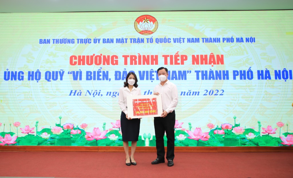 Tiếp nhận 110 triệu đồng ủng hộ Quỹ 