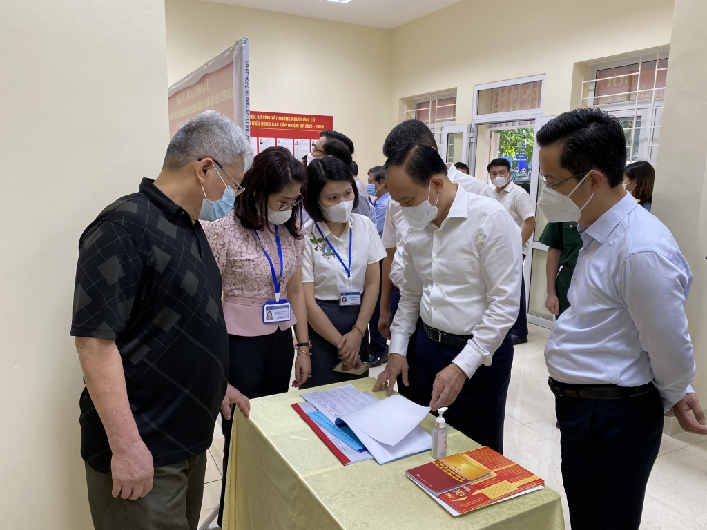 Chủ tịch HĐND TP Nguyễn Ngọc Tuấn kiểm tra một số khu vực bỏ phiếu trên địa bàn quận Hoàn Kiếm
