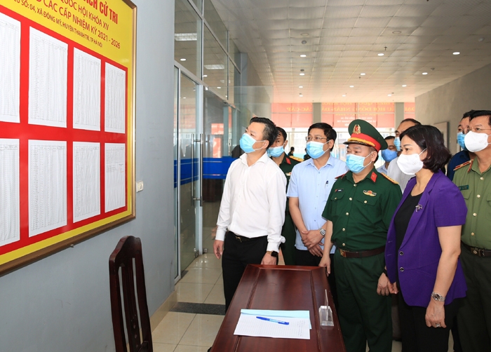 Phó Bí thư Thường trực Thành ủy Nguyễn Thị Tuyến kiểm tra công tác chuẩn bị bầu cử và công tác phòng, chống dịch Covid-19 tại huyện Thanh Trì