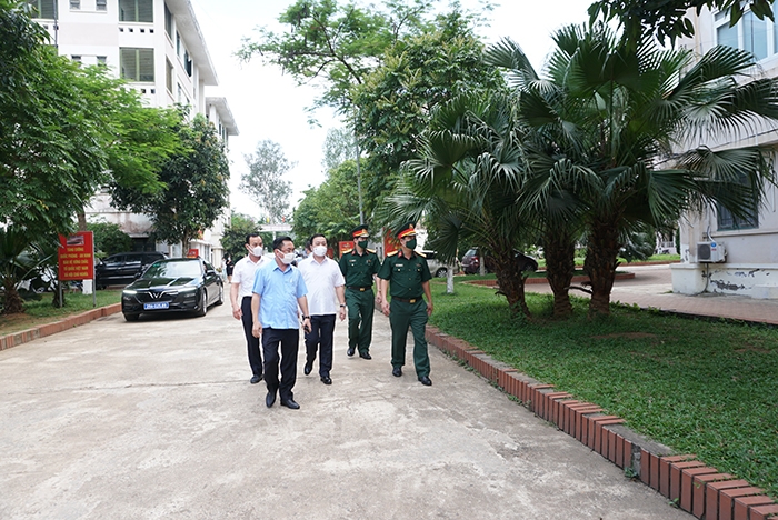 Phó Chủ tịch UBND TP Chử Xuân Dũng Kiểm tra phòng cách ly tập trung tại Trung tâm giáo dục Quốc phòng an ninh