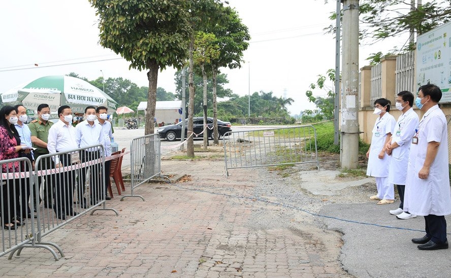 Bsi thư Thành ủy Đinh Tiến Dũng và các đồng chí lãnh đạo TP kiểm tra phòng, chống dịch tại Bệnh viện Bệnh Nhiệt đới Trung ương cơ sở 2