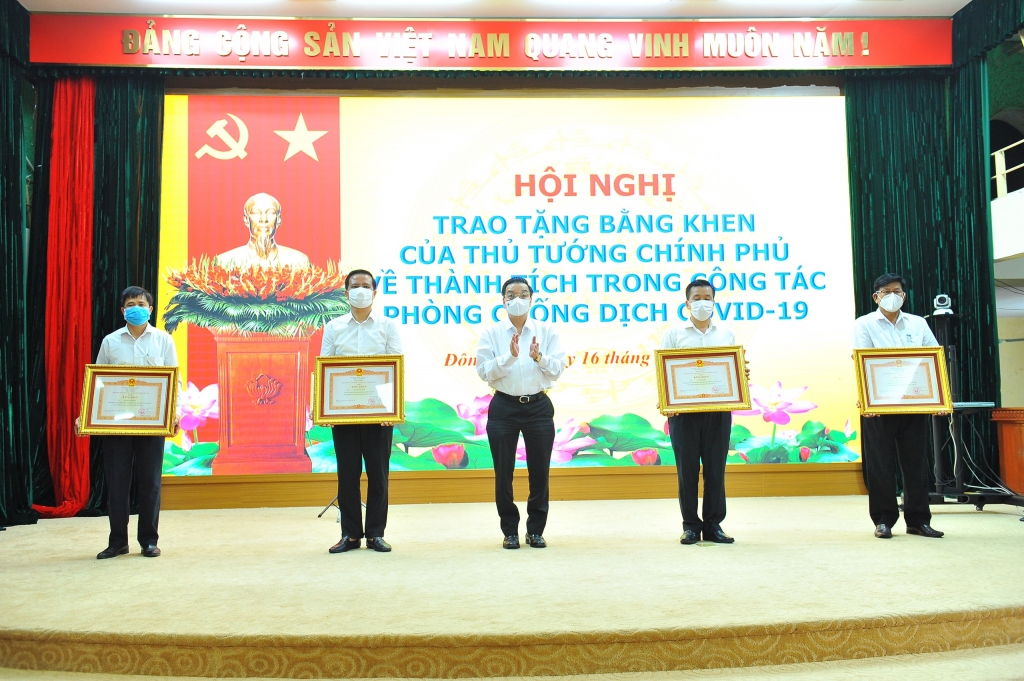 thừa ủy quyền của Thủ tướng Chính phủ, Chủ tịch UBND TP Hà Nội Chu Ngọc Anh đã trao tặng bằng khen của Thủ tướng Chính phủ cho các tập thể, cá nhân  của huyện Đông Anh có thành tích xuất sắc trong công tác phòng, chống dịch Covid-19