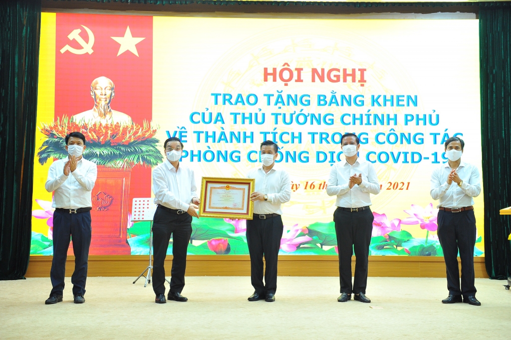 thừa ủy quyền của Thủ tướng Chính phủ, Chủ tịch UBND TP Hà Nội Chu Ngọc Anh đã trao tặng bằng khen của Thủ tướng Chính phủ cho các tập thể, cá nhân  của huyện Đông Anh có thành tích xuất sắc trong công tác phòng, chống dịch Covid-19