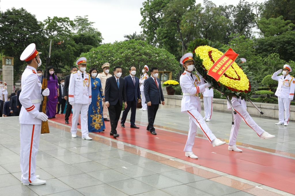 Lãnh đạo TP đặt vòng hoa, tưởng nhớ các anh hùng liệt sĩ tại Tượng đài Bắc Sơn