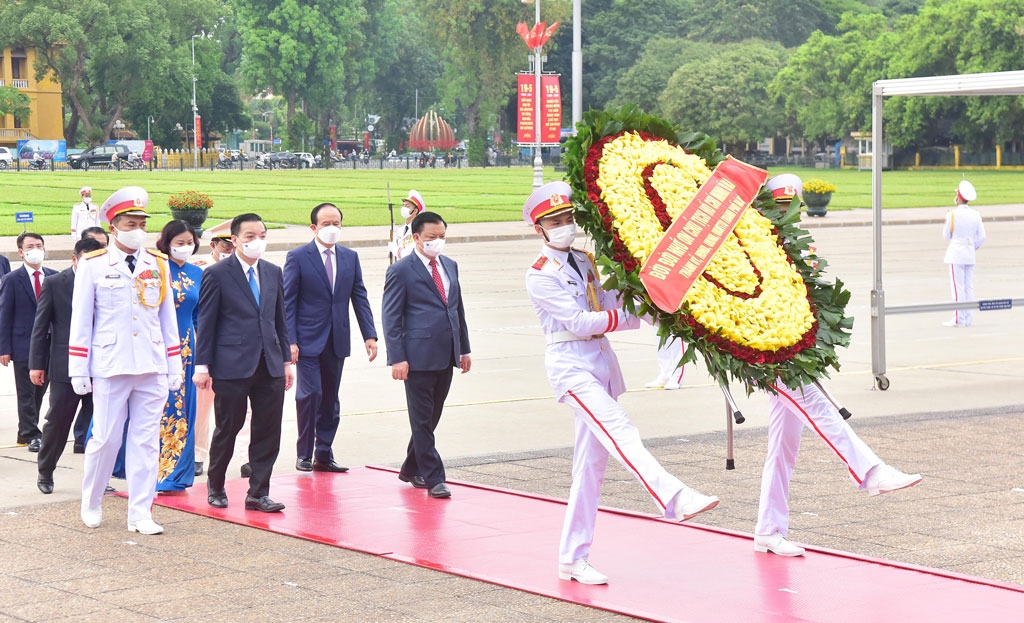 Lãnh đạo TP Hà Nội vào lăng viếng Chủ tịch Hồ Chí Minh