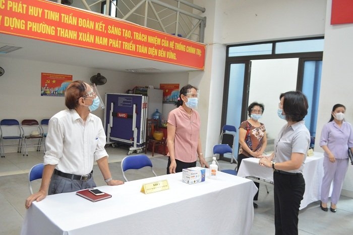 Trưởng ban Tuyên giáo Thành ủy Bùi Huyền Mai trao đổi với thành viên tổ bầu cử số 4 phường Thanh Xuân Bắc