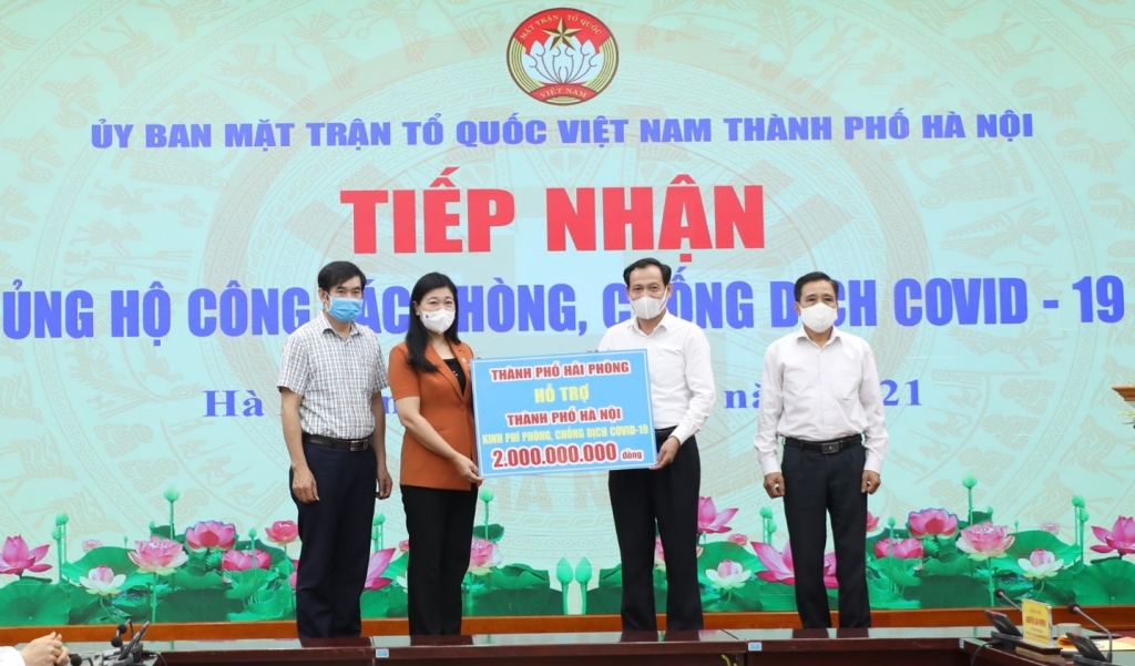 Chủ tịch Ủy ban MTTQ Việt Nam TP Hà Nội Nguyễn Lan Hương tiếp nhận 2 tỷ đồng từ Ủy ban MTTQ TP Hải Phòng