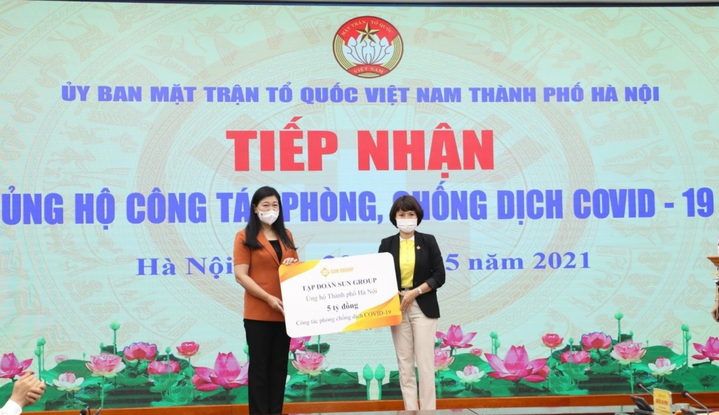 Chủ tịch Ủy ban MTTQ Việt Nam TP Nguyễn Lan Hương tiếp nhận ủng hộ từ Tập đoàn SUN GROUP