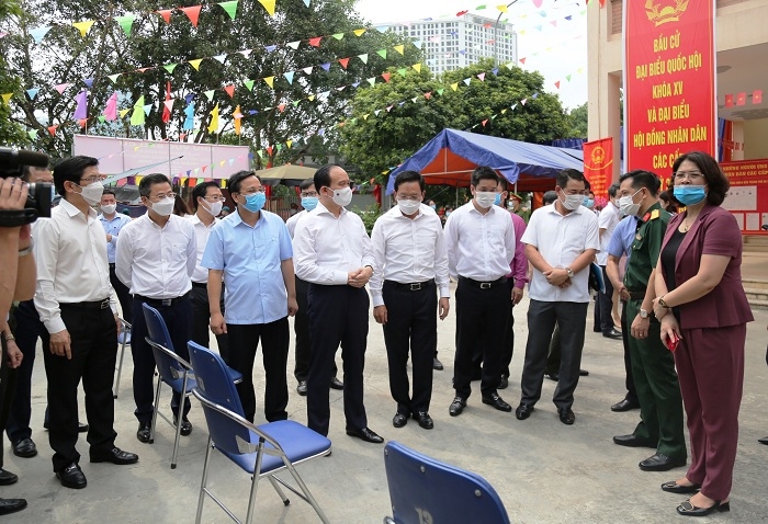 Chủ tịch HĐND TP Nguyễn Ngọc Tuấn kiểm tra tại khu vực bỏ phiếu số 7, phường Mỹ Đình 1, quận Nam Từ Liêm