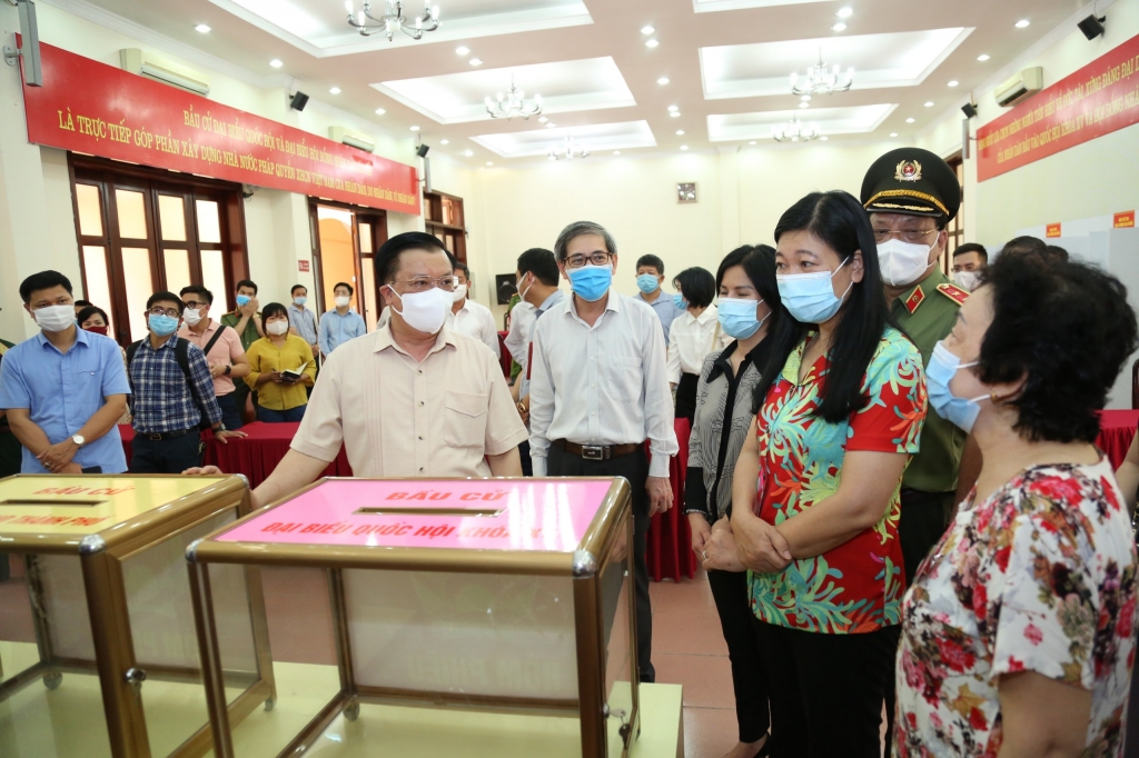 Bí thư Thành ủy Hà Nội Đinh Tiến Dũng trao quà hỗ trợ công tác phòng, chống dịch Covid-19 cho một điểm bầu cử của quận Ba Đình