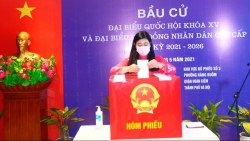 Chủ tịch Ủy ban MTTQ Việt Nam TP Hà Nội Nguyễn Lan Hương bỏ phiếu tại phường Hàng Buồm
