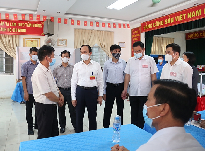 Chủ tịch HĐND TP Nguyễn Ngọc Tuấn kiểm tra tại kiểm tra tại khu vực bỏ phiếu số 6, xã Hà Hồi