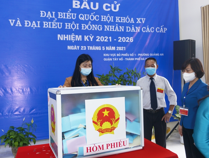 Chủ tịch Ủy ban MTTQ Việt Nam Thành phố Nguyễn Lan Hương kiểm tra tại Khu vực bỏ phiếu số 1, phường Quảng An