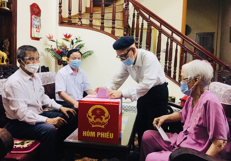 Ông Nguyễn Đình Kỳ (94 tuổi) không đi bầu cử được, đã được thành viên tổ bầu cử số 2, phường Khương Trung mang hòm phiếu phụ đến tận nhà để cụ bỏ phiếu