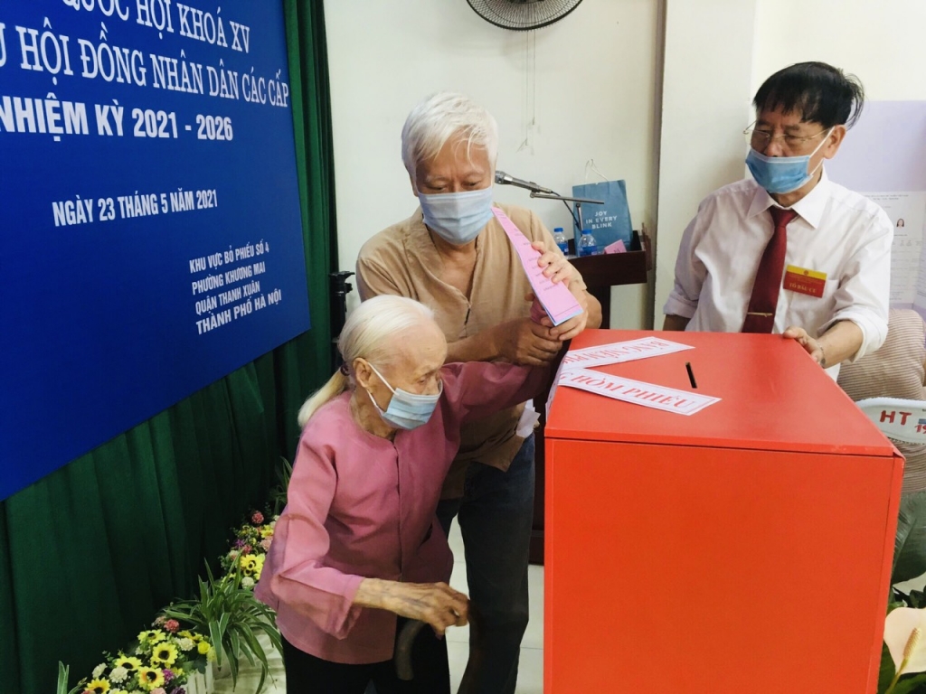Cụ Trần Thị Thanh Hà (102 tuổi) tham gia bỏ phiếu tại khu vực bỏ phiếu số 4, phường Khương Mai