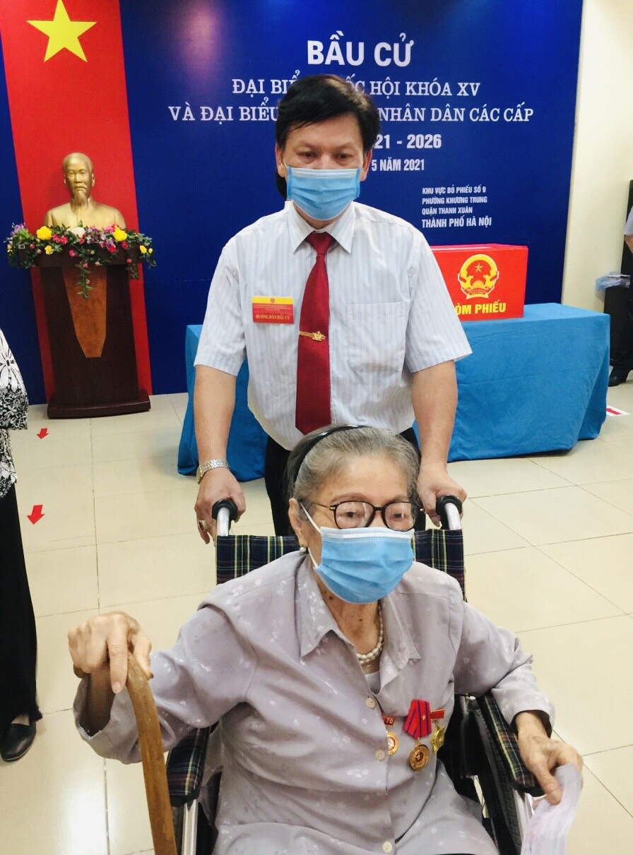 Cụ Lê Kim Thăng (sinh năm 1932, 70 năm tuổi Đảng) đi xe lăn đến tự bỏ phiếu bầu tại khu vực bỏ phiếu số 9, phường Khương Trung