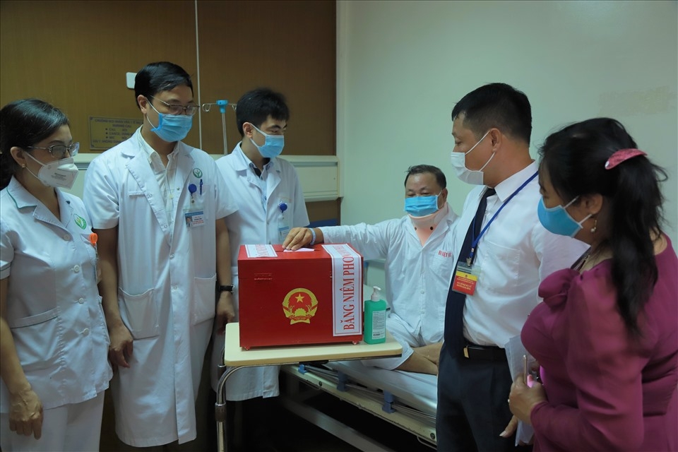 Cử tri bỏ phiếu tại Bệnh viện Việt Đức