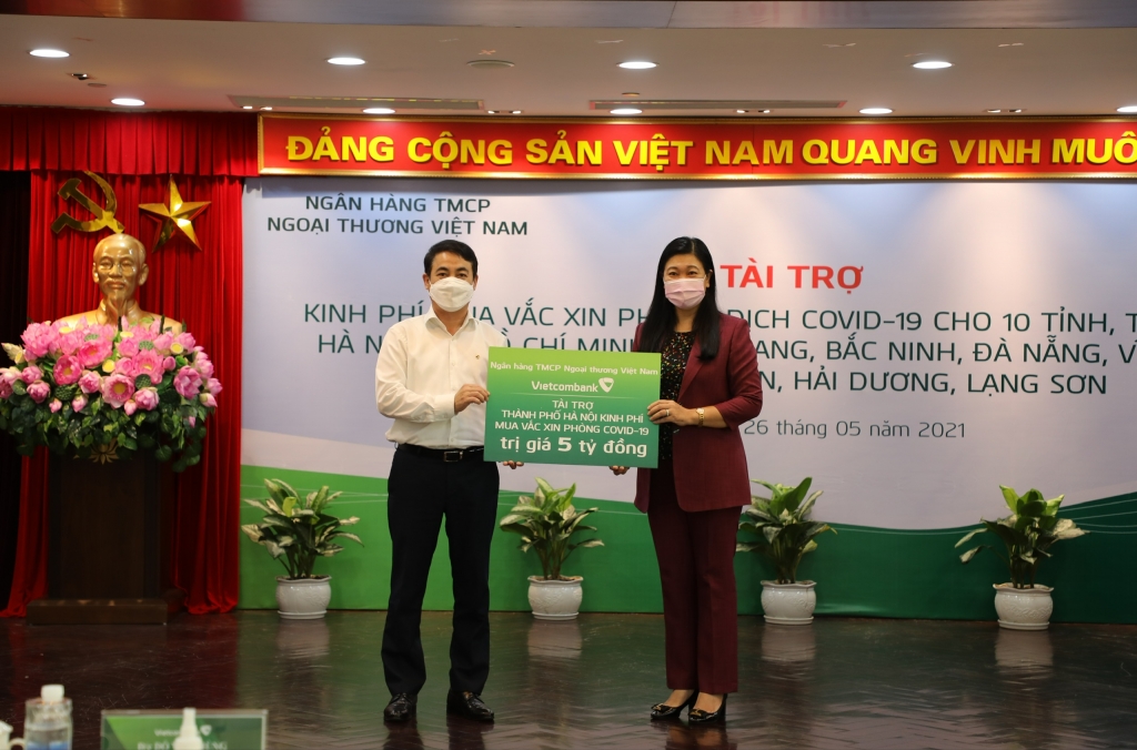 Chủ tịch Ủy ban MTTQ Việt Nam TP Hà Nội Nguyễn Lan Hương tiếp nhận ủng hộ từ Vietcombank