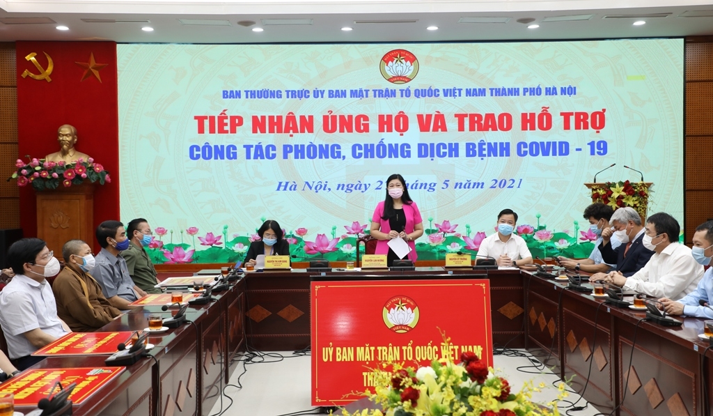 Chủ tịch Ủy ban MTTQ Việt Nam TP Hà Nội Nguyễn Lan Hương phát biểu tại lễ tiếp nhận