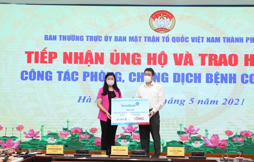 Chủ tịch Ủy ban MTTQ Việt Nam TP Hà Nội Nguyễn Lan Hương tiếp nhận ủng hộ của các doanh nghiệp, cá nhân trên địa bàn TP