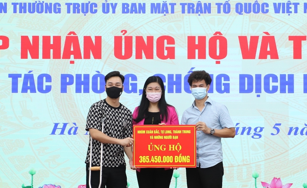 Chủ tịch Ủy ban MTTQ Việt Nam TP Hà Nội Nguyễn Lan Hương tiếp nhận ủng hộ của các doanh nghiệp, cá nhân trên địa bàn TP