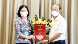 Trao quyết định nghỉ hưu cho đồng chí Nguyễn Đức Vinh