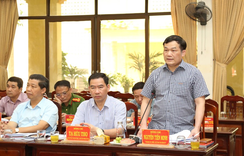 Bí thư Huyện ủy Thường Tín Nguyễn Tiến Minh báo cáo với đoàn kiểm tra