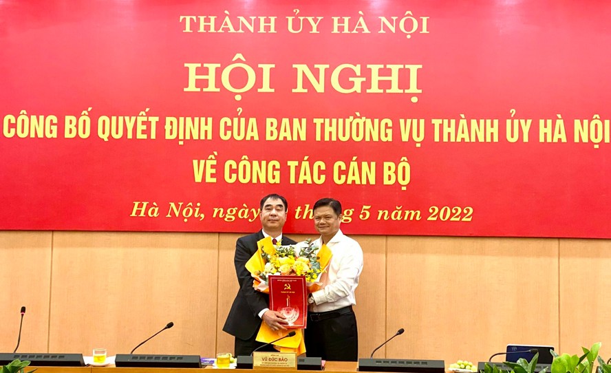 rưởng ban Tổ chức Thành ủy Vũ Đức Bảo trao quyết định của Ban Thường vụ Thành ủy Hà Nội cho đồng chí Phạm Văn Chiến