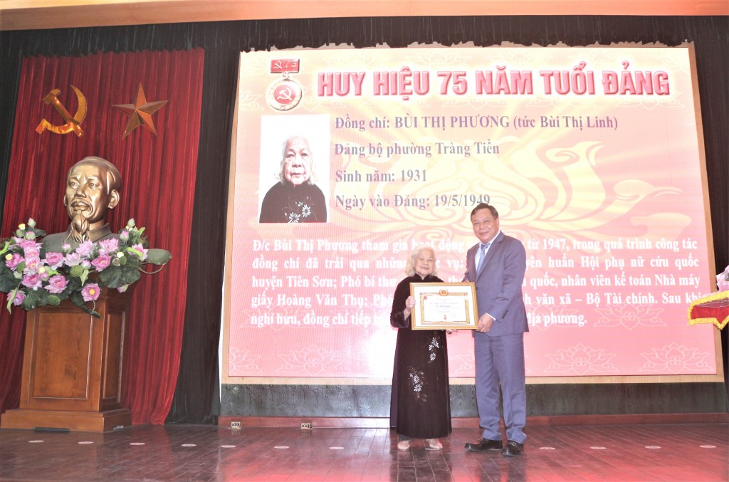 Phó Bí thư Thành ủy Nguyễn Văn Phong trao Huy hiệu Đảng đợt 19/5 tại quận Hoàn Kiếm