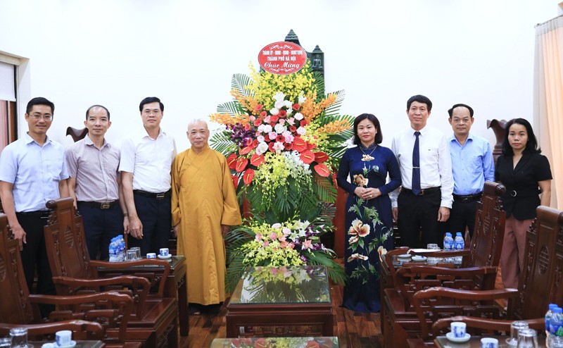 Lãnh đạo thành phố Hà Nội chúc mừng Giáo hội Phật giáo Việt Nam