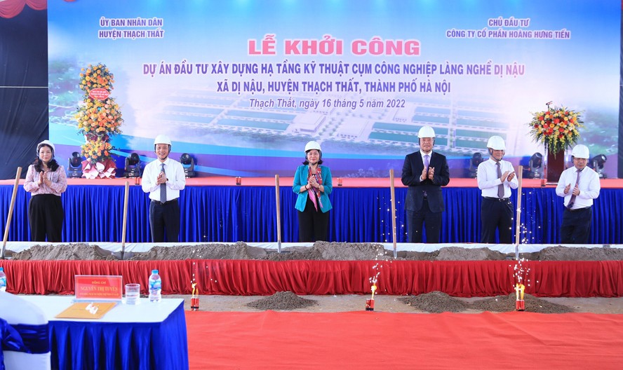 Các đại biểu thực hiện nghi lễ khởi công dự án