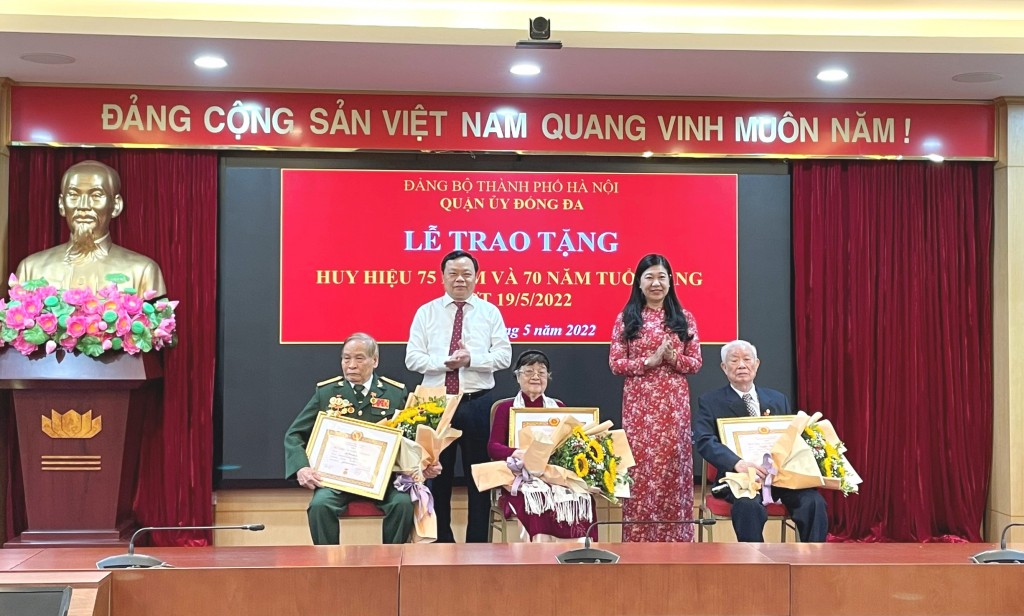 Chủ tịch Ủy ban MTTQ Việt Nam TP Hà Nội Nguyễn Lan Hương trao Huy hiệu Đảng tại quận Đống Đa