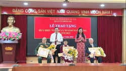 Chủ tịch Ủy ban MTTQ Việt Nam TP Hà Nội Nguyễn Lan Hương trao Huy hiệu Đảng tại quận Đống Đa