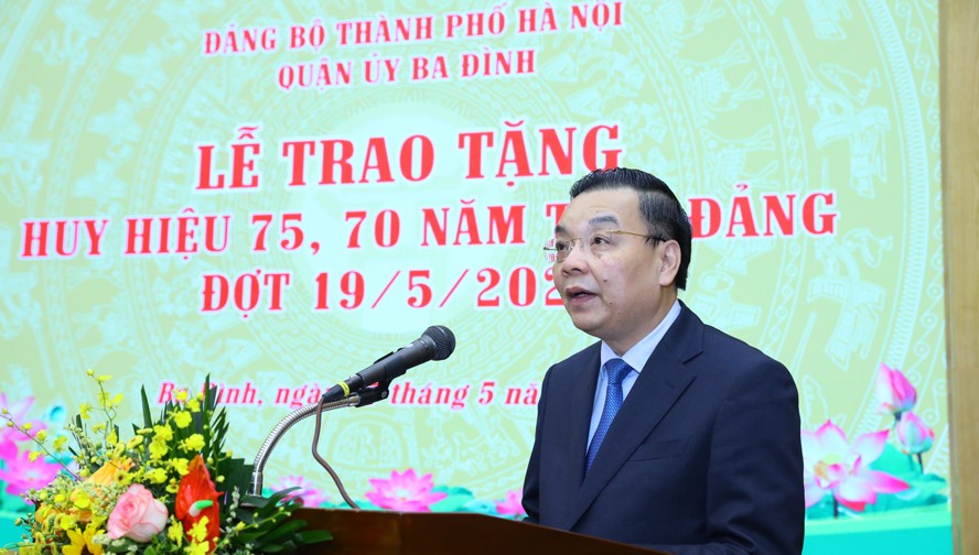 Trao tặng Huy hiệu Đảng cho đảng viên lão thành quận Ba Đình