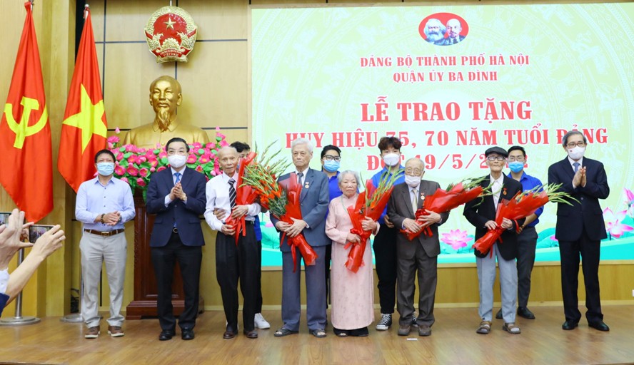 Trao tặng Huy hiệu Đảng cho đảng viên lão thành quận Ba Đình