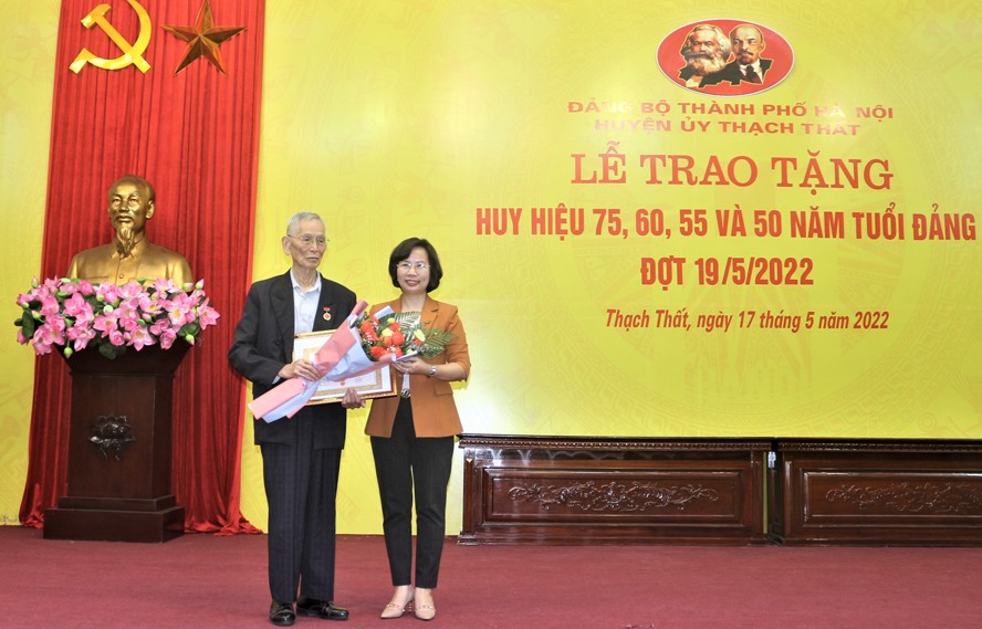 Trưởng ban Tuyên giáo Thành ủy Hà Nội Bùi Huyền Mai đã trao tặng Huy hiệu 75 năm tuổi Đảng cho đồng chí Phí Văn Định